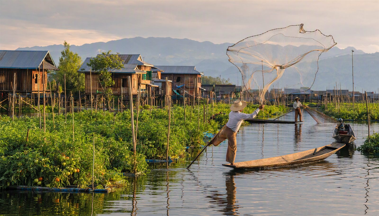 Giardini galleggianti e villaggi su palafitta sul lago Inle