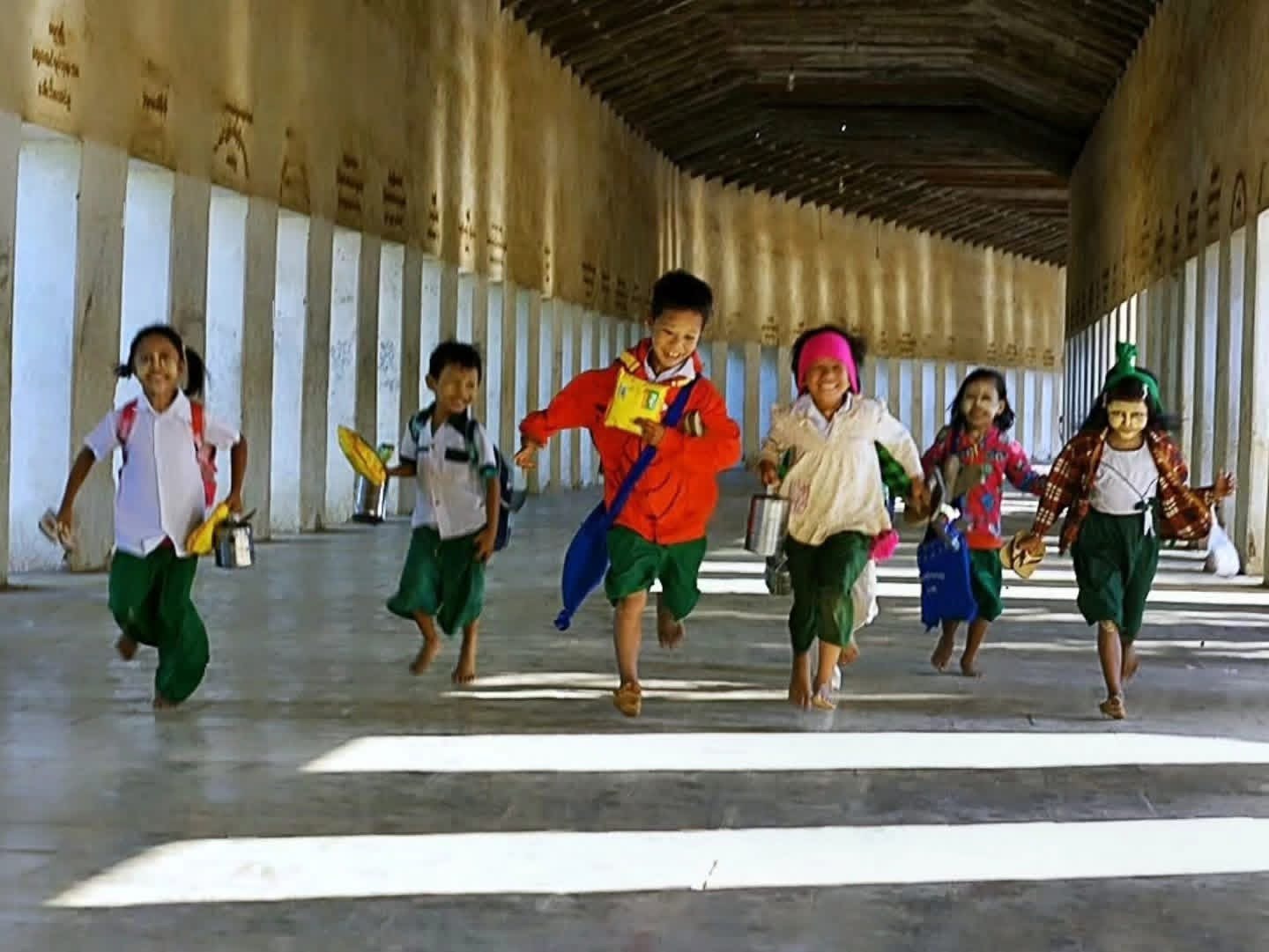 Bambini di una scuola in Myanmar che corrono sorridenti